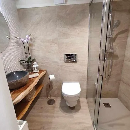 La Petite Maison D'enveitg Apartman